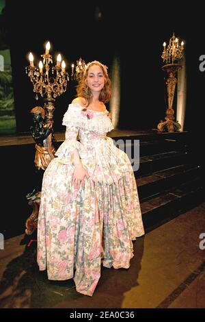 La cantante francese Anne Laure Girbal (Marie Mancini) si pone dopo lo spettacolo caso del nuovo musical francese 'le Roi Soleil' diretto da Kamel Ouali e prodotto da dove Attia al teatro du Chatelet a Parigi, Francia il 22 marzo 2005. Foto di Laurent Zabulon/ABACA. Foto Stock