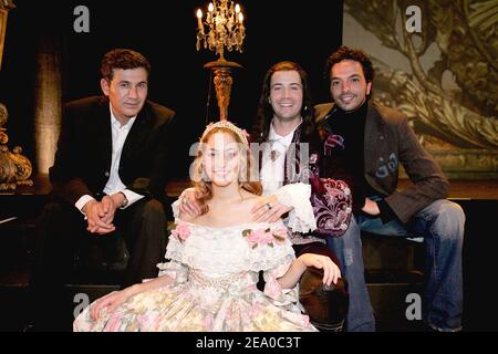 Anne Laure Girbal (Marie Mancini) et Emmanuel Moire (Louis XIV) posa dopo lo spettacolo caso del nuovo musical francese 'le Roi Soleil' diretto da Kamel Ouali (R) e prodotto da dove Attia (L) al teatro du Chatelet a Parigi, Francia il 22 marzo 2005. Foto di Laurent Zabulon/ABACA. Foto Stock