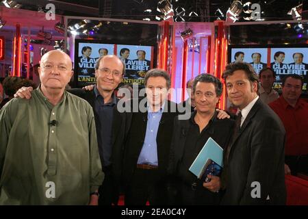 (L-R) il giornalista televisivo francese Jean-Pierre Coffe, il fumettista belga Philippe Geluck, il presentatore televisivo francese Michel Drucker, l'attore francese Christian Clavier e l'umorista francese Laurent Gerra posa durante la registrazione del programma televisivo di Drucker "Vivement Davanche" allo Studio Gabriel di Parigi, in Francia, il 23 marzo 2005. Lo spettacolo è dedicato all'attore francese Christian Clavier e sarà trasmesso domenica 27 marzo. Foto di Jean-Jacques Datchary/ABACA Foto Stock