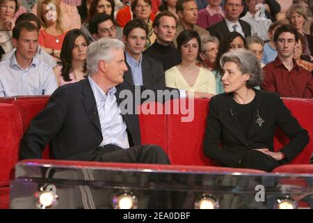 Il Ministro degli Esteri francese Michel Barnier con il Ministro degli Affari europei e l'ex astronauta Claudie Haignere, durante la presentazione del talk show di Michel Drucker "Vivement Dimanche" agli Studios Gabriel di Parigi, Francia, il 30 marzo 2005. Lo spettacolo è dedicato a Barnier e sarà trasmesso il prossimo 3 aprile. Foto di Jean-Jacques Datchary/ABACA. Foto Stock