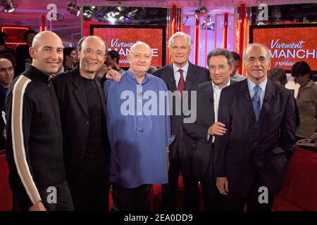 (L-R) l'imitatore francese Nicolas Canteloup, il fumettista belga Philippe Geluck, il giornalista televisivo Jean-Pierre Coffe, il ministro degli Affari esteri francese Michel Barnier, il presentatore televisivo Michel Drucker e il giornalista televisivo Jean-Pierre Elkabbach pongono dopo la presentazione del talk show di Drucker "Vivement Dimanche" agli Studios Gabriel di Parigi, Francia, il 30 marzo 2005. Lo spettacolo è dedicato a Michel Barnier e sarà trasmesso il prossimo 3 aprile. Foto di Jean-Jacques Datchary/ABACA Foto Stock