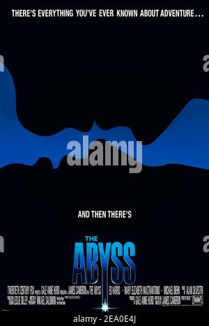 The Abyss (1989) diretto da James Cameron e interpretato da ed Harris, Mary Elizabeth Mastrantonio e Michael Biehn. Una squadra civile di immersione è arruolata per cercare un sottomarino nucleare perso e affronta il pericolo mentre incontra una specie acquatica aliena. Foto Stock