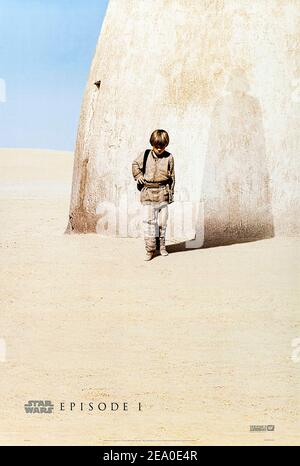 Star Wars: Episode i - The Phantom Menace (1999) diretto da George Lucas e interpretato da Ewan McGregor, Liam Neeson e Natalie Portman. Due Jedi trovano un giovane Anakin Skywalker su un pianeta remoto, potrebbe essere quello per portare l'equilibrio alla forza? Foto Stock