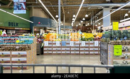 Orlando, FL USA - 18 gennaio 2021: La navata dei prodotti con un punto di vista cart di un intero negozio di alimentari Foods Market a Orlando, Florida. Foto Stock