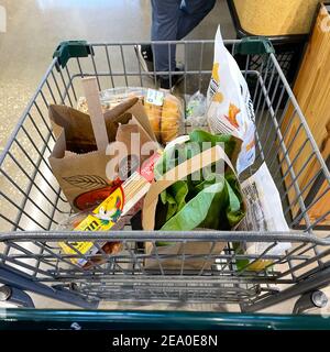 Orlando, FL USA - 18 gennaio 2021: Un carrello della drogheria con i generi alimentari in un negozio di alimentari Whole Foods Market a Orlando, Florida. Foto Stock