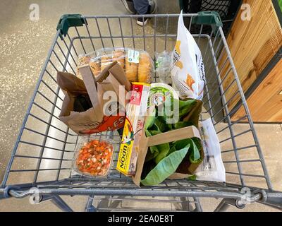 Orlando, FL USA - 18 gennaio 2021: Un carrello della drogheria con i generi alimentari in un negozio di alimentari Whole Foods Market a Orlando, Florida. Foto Stock