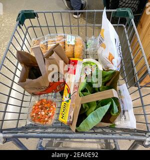 Orlando, FL USA - 18 gennaio 2021: Un carrello della drogheria con i generi alimentari in un negozio di alimentari Whole Foods Market a Orlando, Florida. Foto Stock