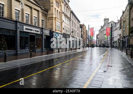 Vista generale di una High Street vuota durante il periodo di blocco del coronavirus a Cardiff, Galles. Foto Stock