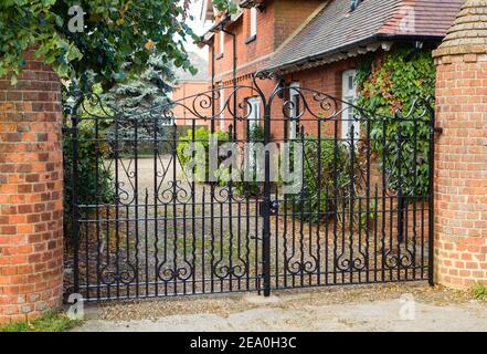 Porte di sicurezza in ferro per una casa o una casa di lusso in Inghilterra, Regno Unito Foto Stock