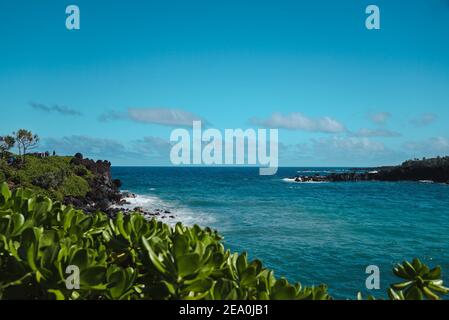 Vista dell'Oceano Pacifico dalla spiaggia di Wainapanapa, Maui, HI Foto Stock