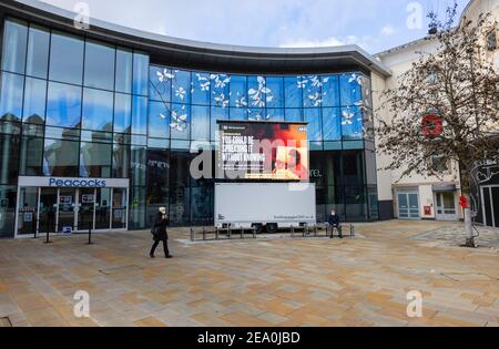 Cartello illuminato con lucchetto COVID-19 "potresti diffonderlo senza saperlo" in Jubilee Square, nel centro di Woking, Surrey Foto Stock