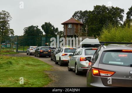 Una coda di auto in attesa di ingresso alla sezione recintata del Blair Drummond Safari and Adventure Park. Foto Stock