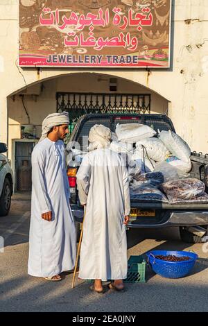 Medio Oriente, Penisola arabica, Oman, al Batinah Sud, Sinaw. 24 ottobre 2019. Uomo che vende merci dal suo pick-up camion a Sinaw, Oman. Foto Stock