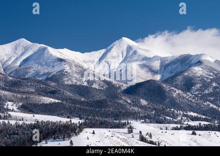 La zona settentrionale di Sangre de Christo, sopra la valle di San Luis, Colorado. Le alte vette innevate che si ammirano dal Passo di Poncha. Foto Stock