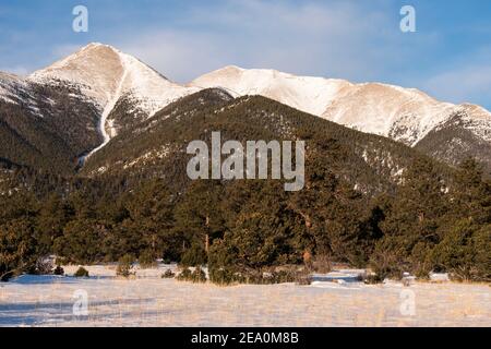 A 14,197 piedi o 4,327 metri, il monte Princeton sorge sopra la Arkansas River Valley, Colorado. Foto Stock