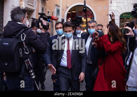 Roma, Italia. 06 febbraio 2021. L'ex primo Ministro Giuseppe Conte uscì da Palazzo Chigi e tornò a casa sua, camminando per le strade del centro di Roma. (Foto di Matteo Nardone/Pacific Press) Credit: Pacific Press Media Production Corp./Alamy Live News Foto Stock