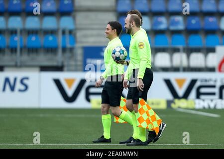 DEN BOSCH, PAESI BASSI - 6 FEBBRAIO: assistente arbitro Freek Vandeursen, assistente arbitro Kevin Bodde durante la partita olandese Keukenkampioendivisie BE Foto Stock