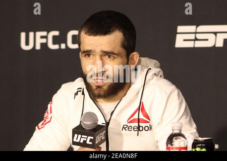 Las Vegas, Nevada, Las Vegas, NV, Stati Uniti. 6 Feb 2021. Timur Valiev interagisce con i media dopo l'evento UFC Vegas 18 all'UFC Apex il 6 febbraio 2021 a Las Vegas, Nevada, Stati Uniti. Credit: Diego Ribas/PX Imagens/ZUMA Wire/Alamy Live News Foto Stock