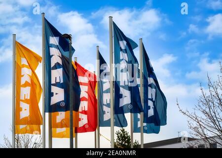 Coblenza, Germania, 01.31.2021: Bandiere di Ikea contro il cielo blu. Fondata in Svezia nel 1943, IKEA è il più grande rivenditore di mobili del mondo da allora Foto Stock