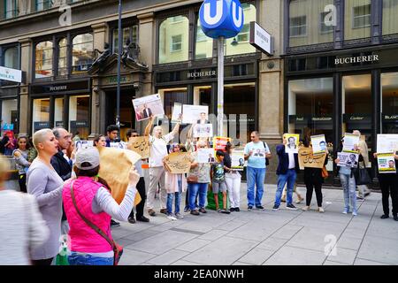 Monaco di Baviera Germania - 3 settembre 2017; la gente marciano in via tedesca per protesta chiedendo all'Iran di fermare l'esecuzione di Mohammad Ali Taheri fuori Buch Foto Stock