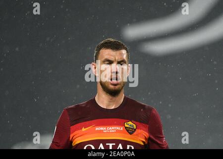 Torino, Italia. 06 febbraio 2021. Edin Dzeko di COME Roma delusione durante la Serie UNA partita di calcio tra Juventus e COME Roma. Gli stadi sportivi di tutta Italia restano soggetti a rigorose restrizioni a causa del Coronavirus Pandemic, in quanto le leggi governative in materia di distanziamento sociale vietano i tifosi all'interno dei locali, con conseguente gioco a porte chiuse. Il Juventus FC ha vinto 2-0 anni COME Roma. (Foto di Alberto Gandolfo/Pacific Press) Credit: Pacific Press Media Production Corp./Alamy Live News Foto Stock