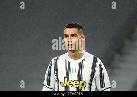 Torino, Italia. 06 febbraio 2021. Cristiano Ronaldo della Juventus FC delusione durante la Serie A partita di calcio tra Juventus e COME Roma. Gli stadi sportivi di tutta Italia restano soggetti a rigorose restrizioni a causa del Coronavirus Pandemic, in quanto le leggi governative in materia di distanziamento sociale vietano i tifosi all'interno dei locali, con conseguente gioco a porte chiuse. Il Juventus FC ha vinto 2-0 anni COME Roma. (Foto di Alberto Gandolfo/Pacific Press) Credit: Pacific Press Media Production Corp./Alamy Live News Foto Stock