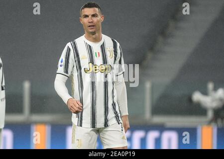 Torino, Italia. 06 febbraio 2021. Cristiano Ronaldo della Juventus FC delusione durante la Serie A partita di calcio tra Juventus e COME Roma. Gli stadi sportivi di tutta Italia restano soggetti a rigorose restrizioni a causa del Coronavirus Pandemic, in quanto le leggi governative in materia di distanziamento sociale vietano i tifosi all'interno dei locali, con conseguente gioco a porte chiuse. Il Juventus FC ha vinto 2-0 anni COME Roma. (Foto di Alberto Gandolfo/Pacific Press) Credit: Pacific Press Media Production Corp./Alamy Live News Foto Stock