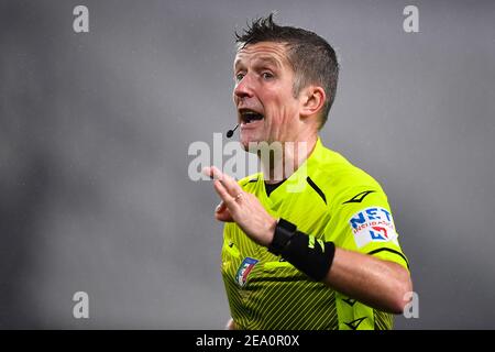 Torino, Italia. 06 febbraio 2021. TORINO, ITALIA - 06 febbraio 2021: L'arbitro Daniele Orsato reagisce durante la serie UNA partita di calcio tra Juventus FC e COME Roma. Il Juventus FC ha vinto 2-0 anni COME Roma. (Foto di Nicolò campo/Sipa USA) Credit: Sipa USA/Alamy Live News Foto Stock