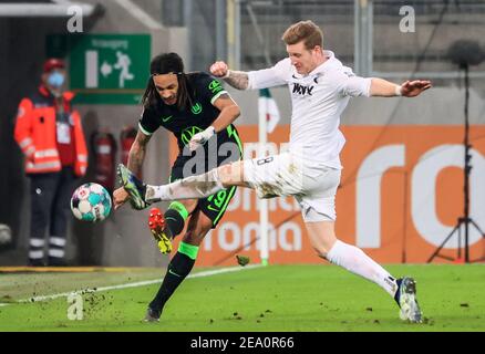 Augusta, Germania. 6 Feb 2021. Kevin Mbabu (L) di Wolfsburg vies con Andre Hahn di Augusta durante una partita della Bundesliga tedesca tra FC Augusta e VfL Wolfsburg ad Augusta, Germania, 6 febbraio 2021. Credit: Philippe Ruiz/Xinhua/Alamy Live News Foto Stock