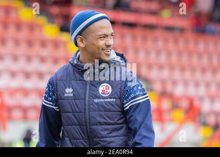 Crawley, Regno Unito. 06 febbraio 2021. Lewis Young n° 2 di Crawley Town durante il riscaldamento pre-partita a Crawley, Regno Unito, il 2/6/2021. (Foto di Jane Stokes/News Images/Sipa USA) Credit: Sipa USA/Alamy Live News Foto Stock