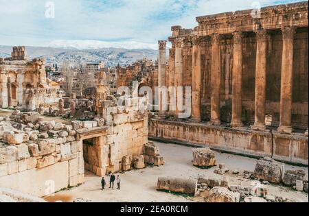 Tempio di Bacco (a destra), nelle antiche rovine del complesso del tempio romano a Baalbek, Libano Foto Stock