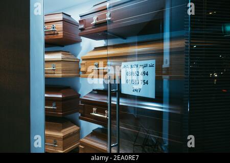 Un negozio di bara in legno a Beirut, Libano Foto Stock