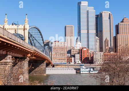 Un tugboat e chiatte viaggiano sul fiume Monongahela che passa sotto il ponte Stanwix Street, Pittsburgh, Pennsylvania, USA Foto Stock