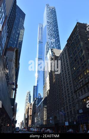 Miliardario's Row, Midtown Manhattan - torreggiante su Central Park, i superlussuosi grattacieli residenziali per i mondi ricchi Foto Stock