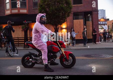 Columbus, Ohio, Stati Uniti. 30 maggio 2020. Un protetore che indossa un costume guida una motocicletta sulla North High St durante la dimostrazione.cinque giorni dopo la morte di George Floyd per mano dell'ufficiale di polizia di Minneapolis Derek Chauvin Columbus, L'Ohio ha dichiarato lo stato di emergenza e ha imposto un coprifuoco dalle 22:00 alle 6:00 per affrontare le proteste su larga scala che si verificano in città. La Guardia Nazionale dell'Ohio è stata chiamata alle 15 per aiutare a porre fine alle proteste e a fermare qualsiasi saccheggio. Gli ufficiali della Guardia Nazionale e Riot hanno spinto i manifestanti a nord su High St. Lacrime gassosi e arrestanti manifestanti. (Immagine di credito: © Foto Stock