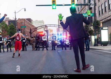 Columbus, Ohio, Stati Uniti. 30 maggio 2020. La rivelazione Sanders, 19, di Cleveland, Ohio e di altri manifestanti alza le mani mentre cantano slogan durante la dimostrazione.cinque giorni dopo la morte di George Floyd per mano dell'ufficiale di polizia di Minneapolis Derek Chauvin Columbus, L'Ohio ha dichiarato lo stato di emergenza e ha imposto un coprifuoco dalle 22:00 alle 6:00 per affrontare le proteste su larga scala che si verificano in città. La Guardia Nazionale dell'Ohio è stata chiamata alle 15 per aiutare a porre fine alle proteste e a fermare qualsiasi saccheggio. La Guardia Nazionale e gli ufficiali Riot hanno spinto i manifestanti a nord su High St. Lacrime gassing e. Foto Stock