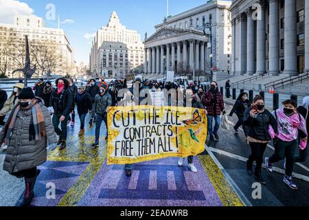 STATI UNITI. 06 febbraio 2021. I sostenitori dell'immigrazione, le organizzazioni comunitarie, i funzionari eletti e gli amici si sono riuniti a Foley Square il 6 febbraio 2021 per una conferenza stampa con Carmen Cruz, madre di Erick Díaz-Cruz, Che è stato fucilato in guancia da AGENTI DI GHIACCIO presso la casa di Brooklyn della sua famiglia nel febbraio del 2020, per chiedere che la nuova amministrazione indagare I.C.E. per il tiro ingiusto di Erick Diaz-Cruz e sostenere le richieste di asilo e di parole per Gaspar Avendaño-Hernandez che rimane detenuto da I.C.E. (Foto di Erik McGregor/Sipa USA) Credit: Sipa USA/Alamy Live News Foto Stock