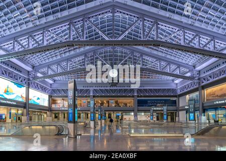 Daniel Patrick Moynihan Train Hall di notte dal livello di atrio. Foto Stock