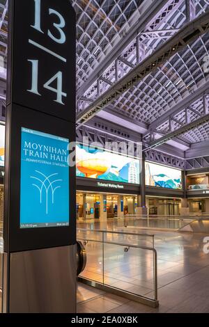 Daniel Patrick Moynihan Train Hall Train 13/14 entrata di notte. Foto Stock