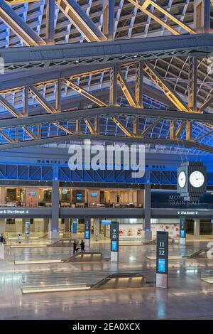 Immagine verticale di Daniel Patrick Moynihan Train Hall Concourse livello di notte. Foto Stock