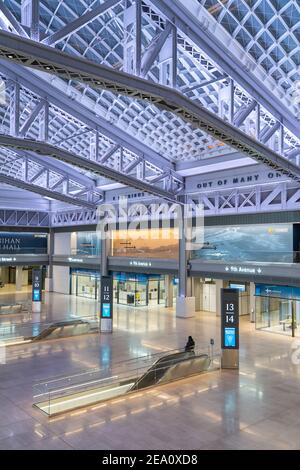 Immagine verticale di Daniel Patrick Moynihan Train Hall Concourse livello di notte. Foto Stock