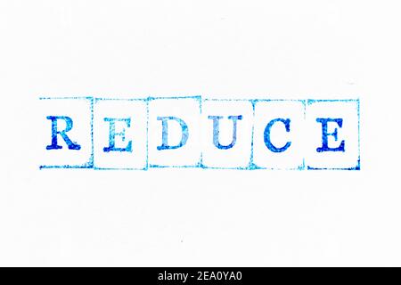 Inchiostro di colore blu in gomma stampigliatura in parola ridurre su bianco sfondo della carta Foto Stock