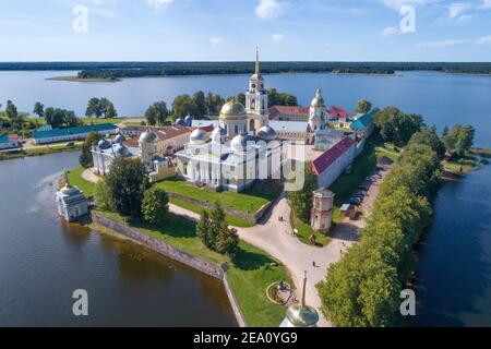 Vista del monastero di Nilo-Stolobenskaya Pustyn in un giorno di sole agosto (fotografia aerea). Regione Tver, Russia Foto Stock