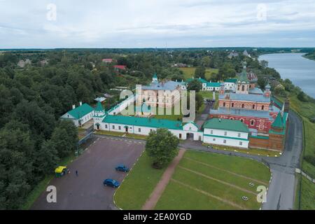 Vista dall'alto al Monastero di Staroladozhsky Nikolsky in un giorno di agosto nuvoloso. Staraya Ladoga, Russia Foto Stock