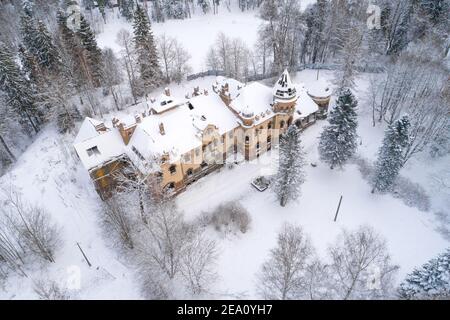 Sopra il vecchio edificio abbandonato della tenuta Eliseev (1912) in un giorno di febbraio. Belogorka, regione di Leningrad. Russia Foto Stock