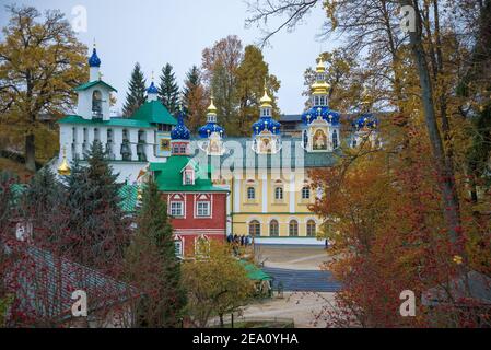 Vista del campanile e della Cattedrale dell'Assunzione del Monastero della Santa Dormizione Pskovo-Pechersky in un giorno nuvoloso di ottobre. Pecheory, Russia Foto Stock