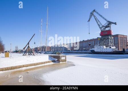 TURKU, FINLANDIA - 23 FEBBRAIO 2018: Giornata di sole sul fiume Aurajoki Foto Stock