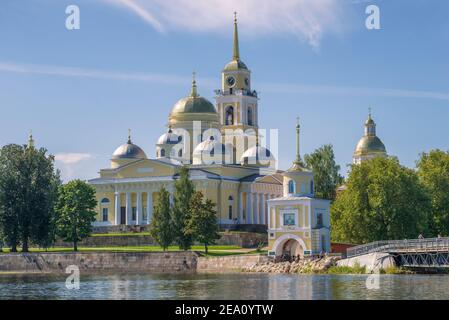 Vista della Cattedrale dell'Epifania in un giorno soleggiato di agosto. Nilo-Stolobenskaya Desert Monastery.Tver oblast, Russia Foto Stock