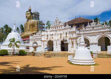 All'ingresso dell'antico tempio buddista Wewrukannala Buduraja Maha Viharaya. Dikwella, Sri Lanka Foto Stock