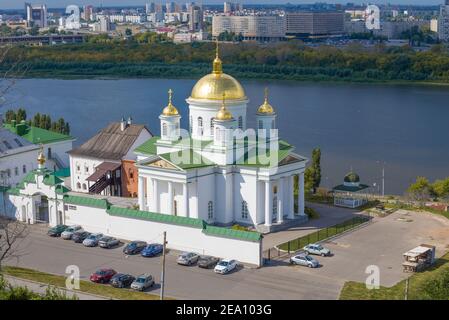 NIZHNY NOVGOROD, RUSSIA - 29 AGOSTO 2020: Vista della Cattedrale dell'Annunciazione della Beata Vergine Maria sullo sfondo della Rive Oka Foto Stock